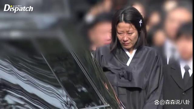 李善均出殡，长子捧遗照妻子哭成泪人，郑雨盛孔孝真含泪送别
