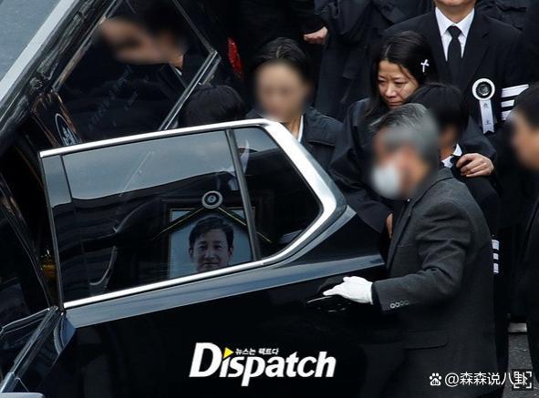 李善均出殡，长子捧遗照妻子哭成泪人，郑雨盛孔孝真含泪送别