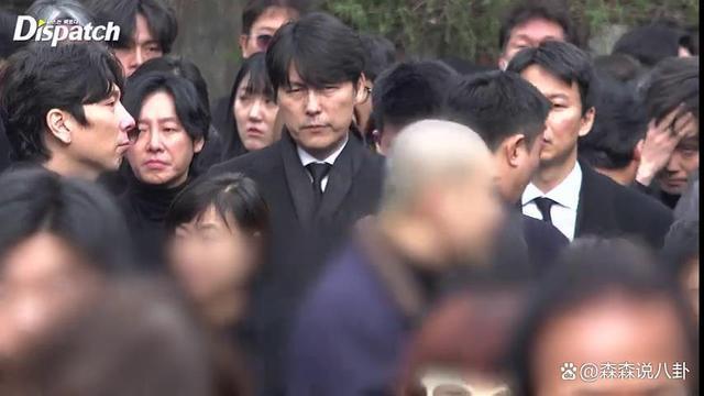 李善均出殡，长子捧遗照妻子哭成泪人，郑雨盛孔孝真含泪送别
