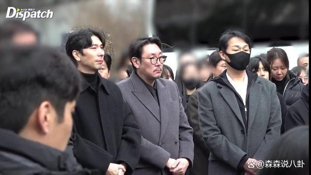 李善均出殡，长子捧遗照妻子哭成泪人，郑雨盛孔孝真含泪送别