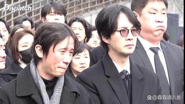 李善均出殡，长子捧遗照妻子哭成泪人，郑雨盛孔孝真含泪送别