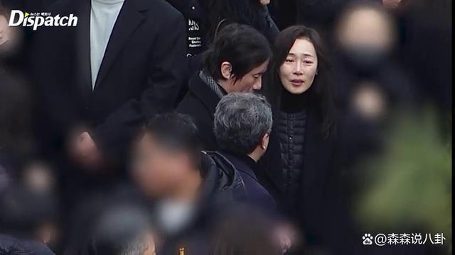李善均出殡，长子捧遗照妻子哭成泪人，郑雨盛孔孝真含泪送别