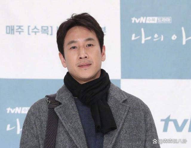 李善均出殡，长子捧遗照妻子哭成泪人，郑雨盛孔孝真含泪送别