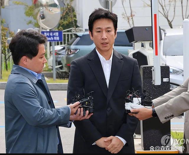 李善均出殡，长子捧遗照妻子哭成泪人，郑雨盛孔孝真含泪送别