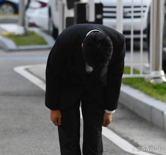 李善均出殡，长子捧遗照妻子哭成泪人，郑雨盛孔孝真含泪送别