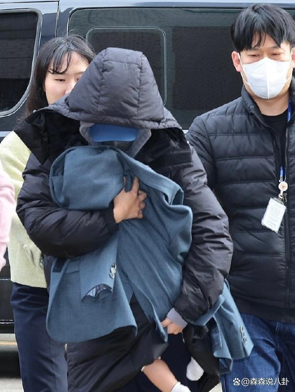 李善均出殡，长子捧遗照妻子哭成泪人，郑雨盛孔孝真含泪送别
