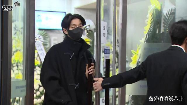 李善均出殡，长子捧遗照妻子哭成泪人，郑雨盛孔孝真含泪送别