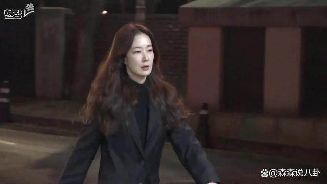 李善均出殡，长子捧遗照妻子哭成泪人，郑雨盛孔孝真含泪送别