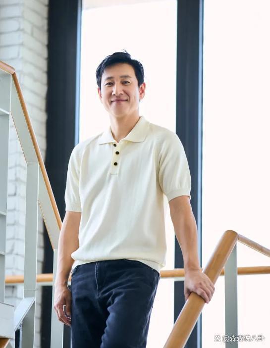 李善均出殡，长子捧遗照妻子哭成泪人，郑雨盛孔孝真含泪送别