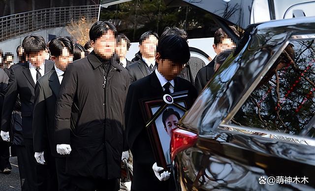 李善均出殡儿子捧遗像，妻子全慧珍哭成泪人，50名亲友送别