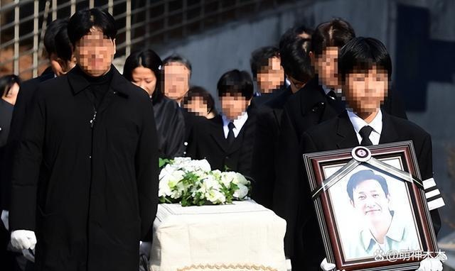 李善均出殡儿子捧遗像，妻子全慧珍哭成泪人，50名亲友送别