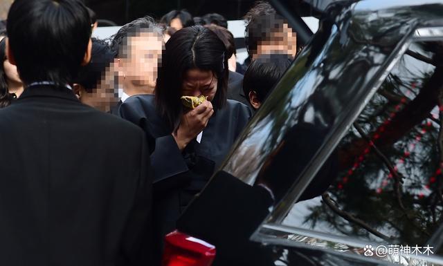 李善均出殡儿子捧遗像，妻子全慧珍哭成泪人，50名亲友送别