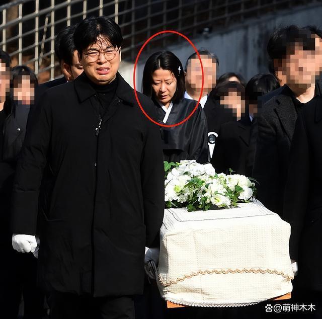 李善均出殡儿子捧遗像，妻子全慧珍哭成泪人，50名亲友送别
