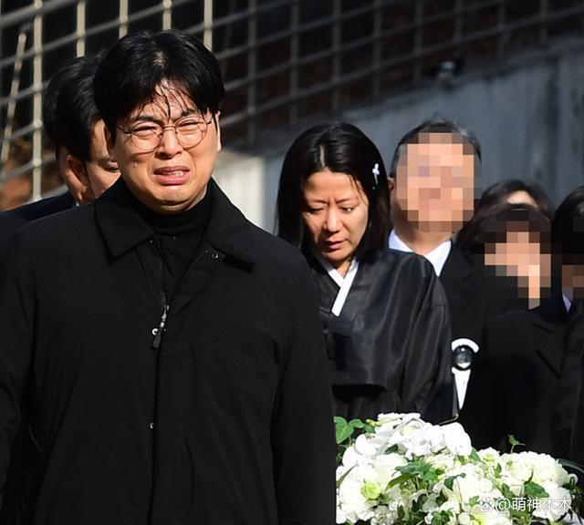 李善均出殡儿子捧遗像，妻子全慧珍哭成泪人，50名亲友送别