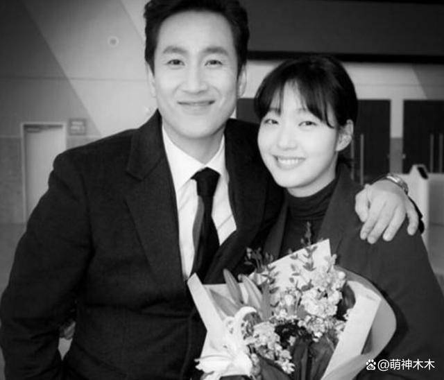 李善均出殡儿子捧遗像，妻子全慧珍哭成泪人，50名亲友送别