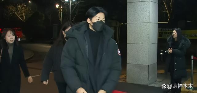 李善均出殡儿子捧遗像，妻子全慧珍哭成泪人，50名亲友送别