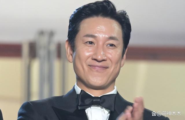 李善均出殡儿子捧遗像，妻子全慧珍哭成泪人，50名亲友送别