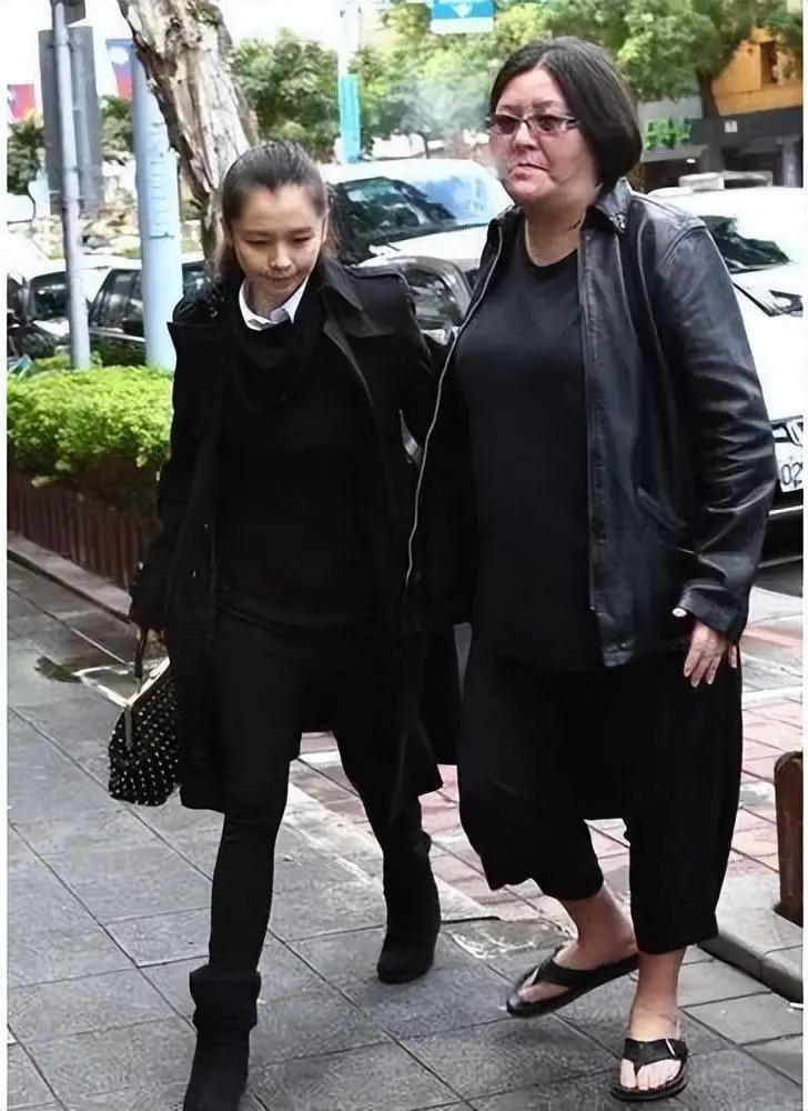 捧红那英王菲，从黑帮手里救下林志玲，年过50至今无人敢惹