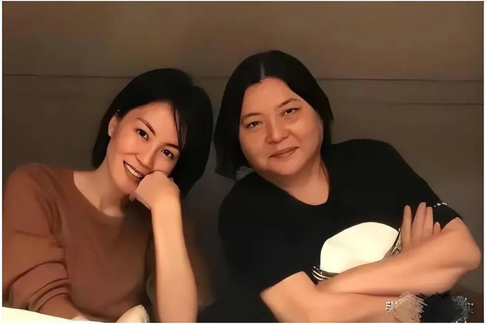 捧红那英王菲，从黑帮手里救下林志玲，年过50至今无人敢惹
