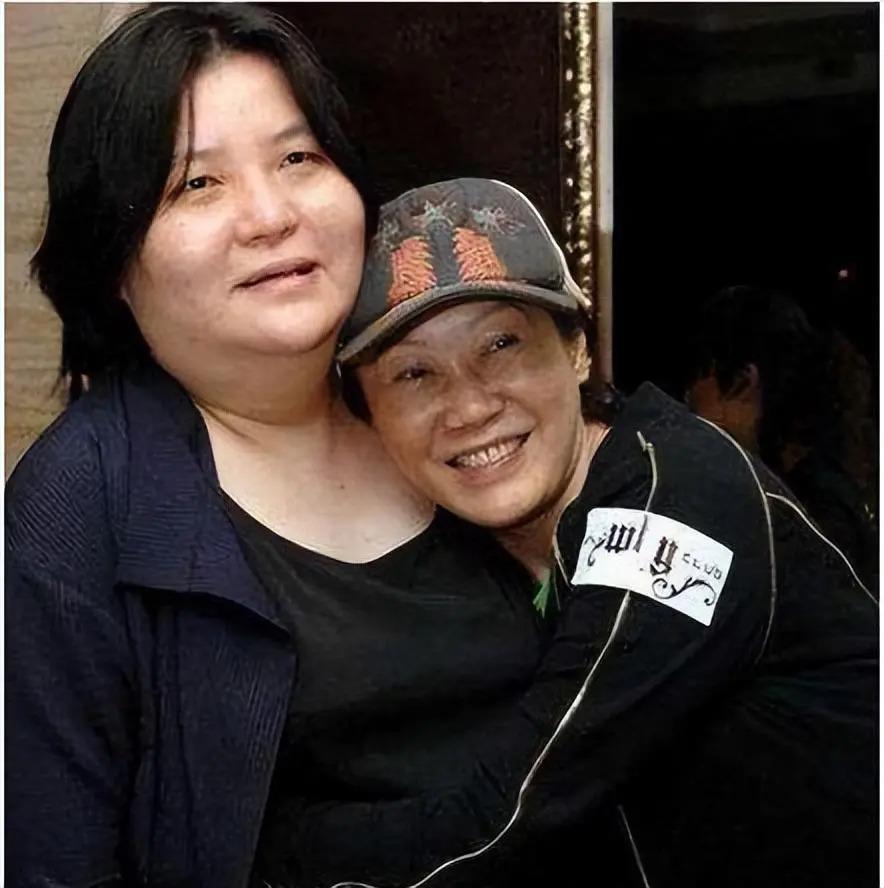 捧红那英王菲，从黑帮手里救下林志玲，年过50至今无人敢惹