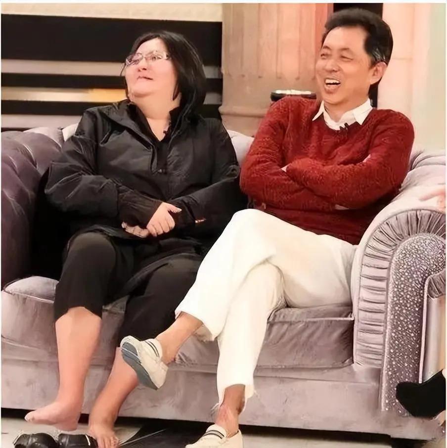 捧红那英王菲，从黑帮手里救下林志玲，年过50至今无人敢惹