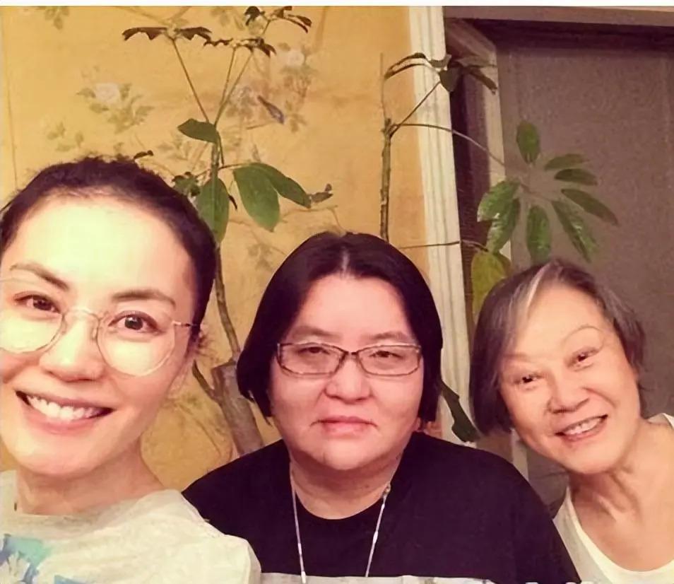 捧红那英王菲，从黑帮手里救下林志玲，年过50至今无人敢惹
