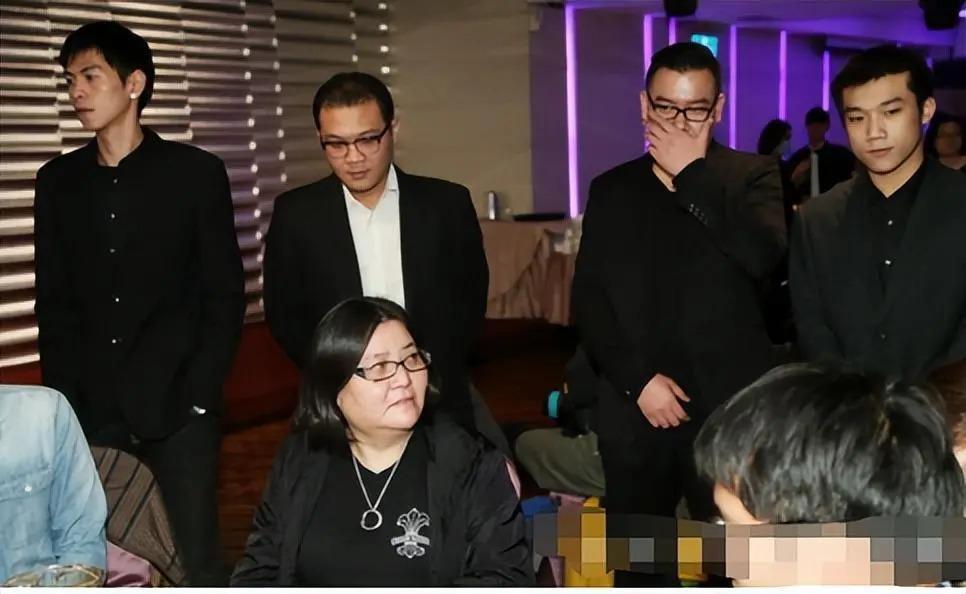 捧红那英王菲，从黑帮手里救下林志玲，年过50至今无人敢惹