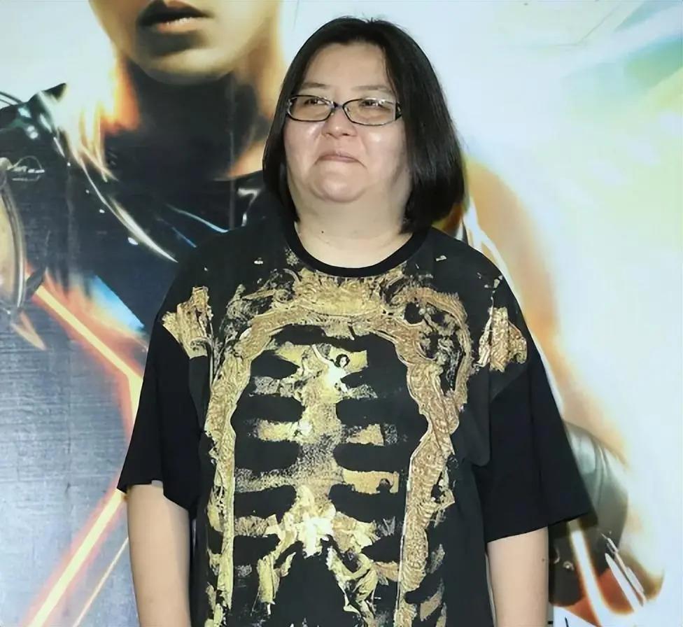 捧红那英王菲，从黑帮手里救下林志玲，年过50至今无人敢惹