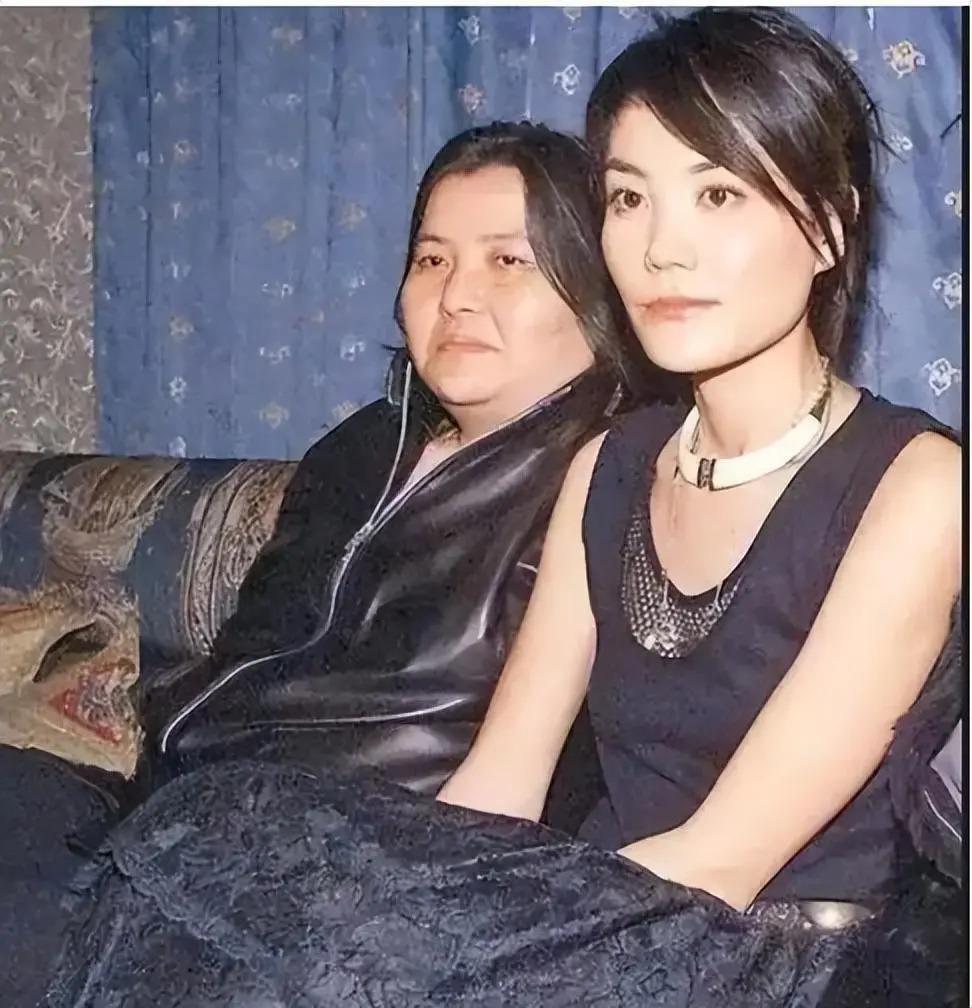 捧红那英王菲，从黑帮手里救下林志玲，年过50至今无人敢惹