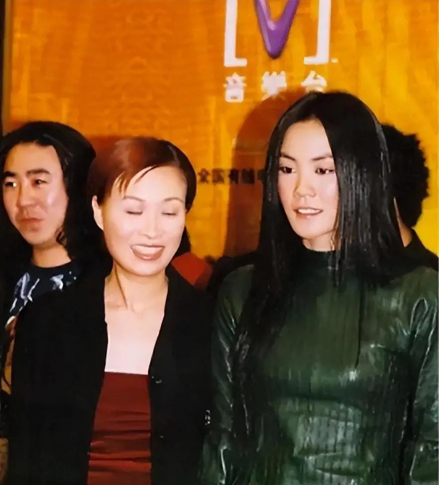 捧红那英王菲，从黑帮手里救下林志玲，年过50至今无人敢惹