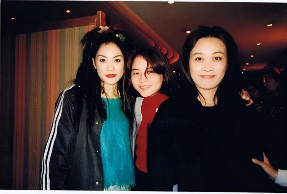 捧红那英王菲，从黑帮手里救下林志玲，年过50至今无人敢惹