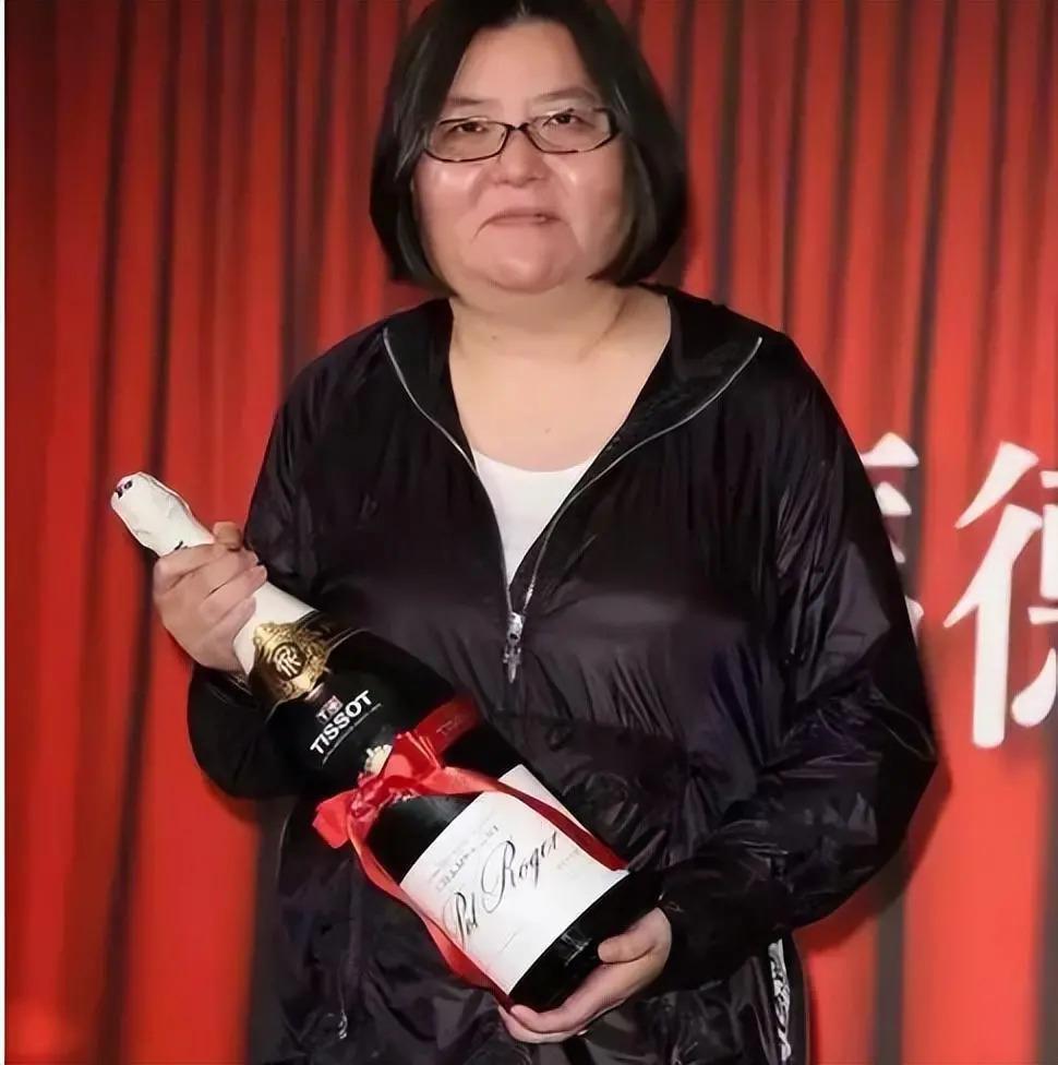 捧红那英王菲，从黑帮手里救下林志玲，年过50至今无人敢惹