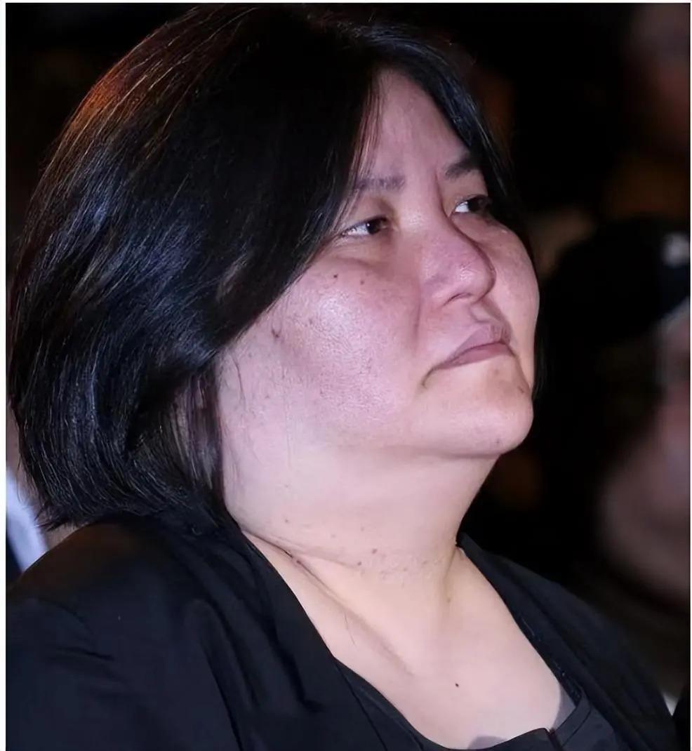 捧红那英王菲，从黑帮手里救下林志玲，年过50至今无人敢惹