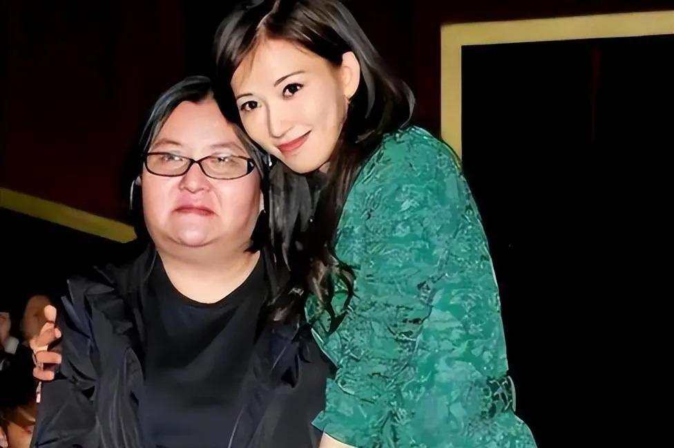 捧红那英王菲，从黑帮手里救下林志玲，年过50至今无人敢惹
