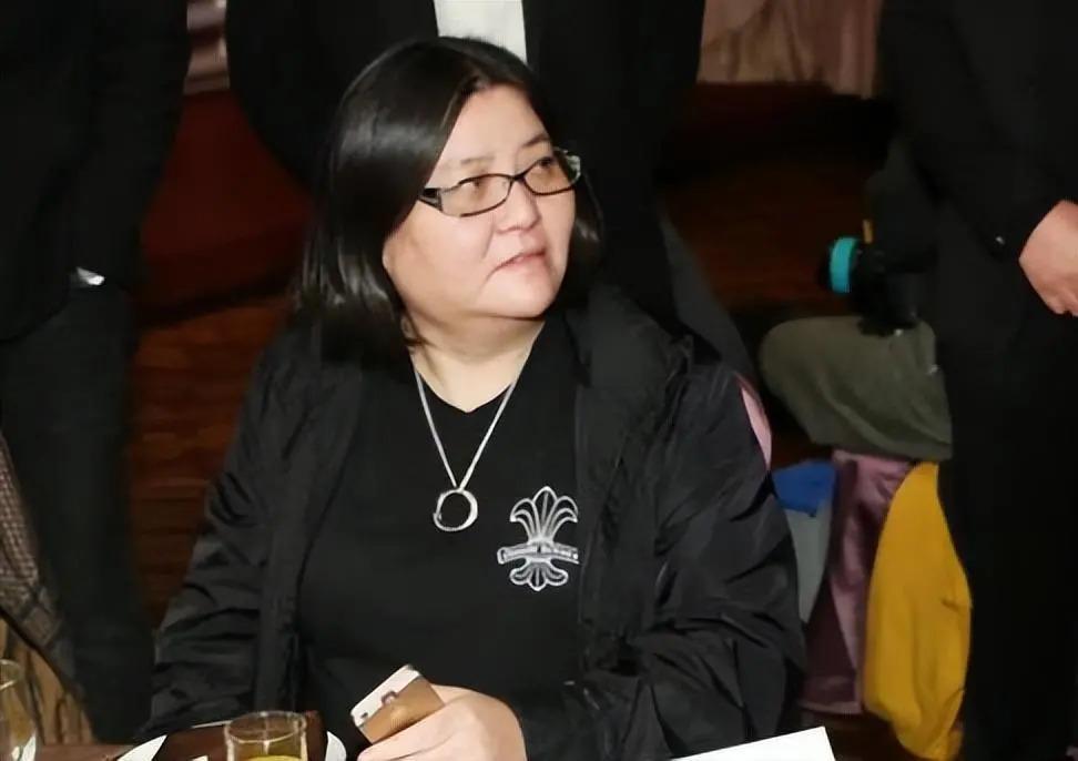 捧红那英王菲，从黑帮手里救下林志玲，年过50至今无人敢惹