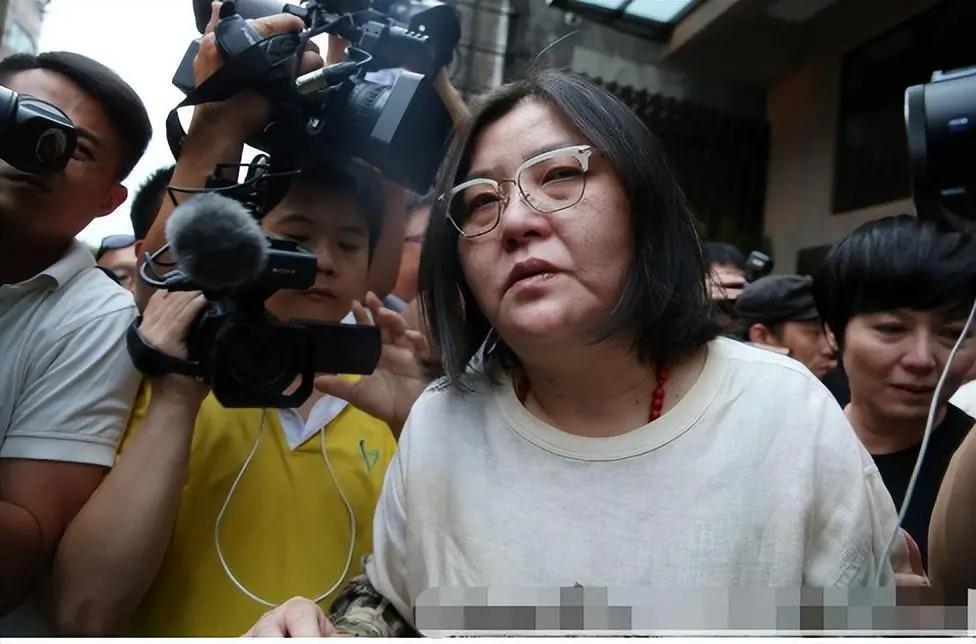 捧红那英王菲，从黑帮手里救下林志玲，年过50至今无人敢惹