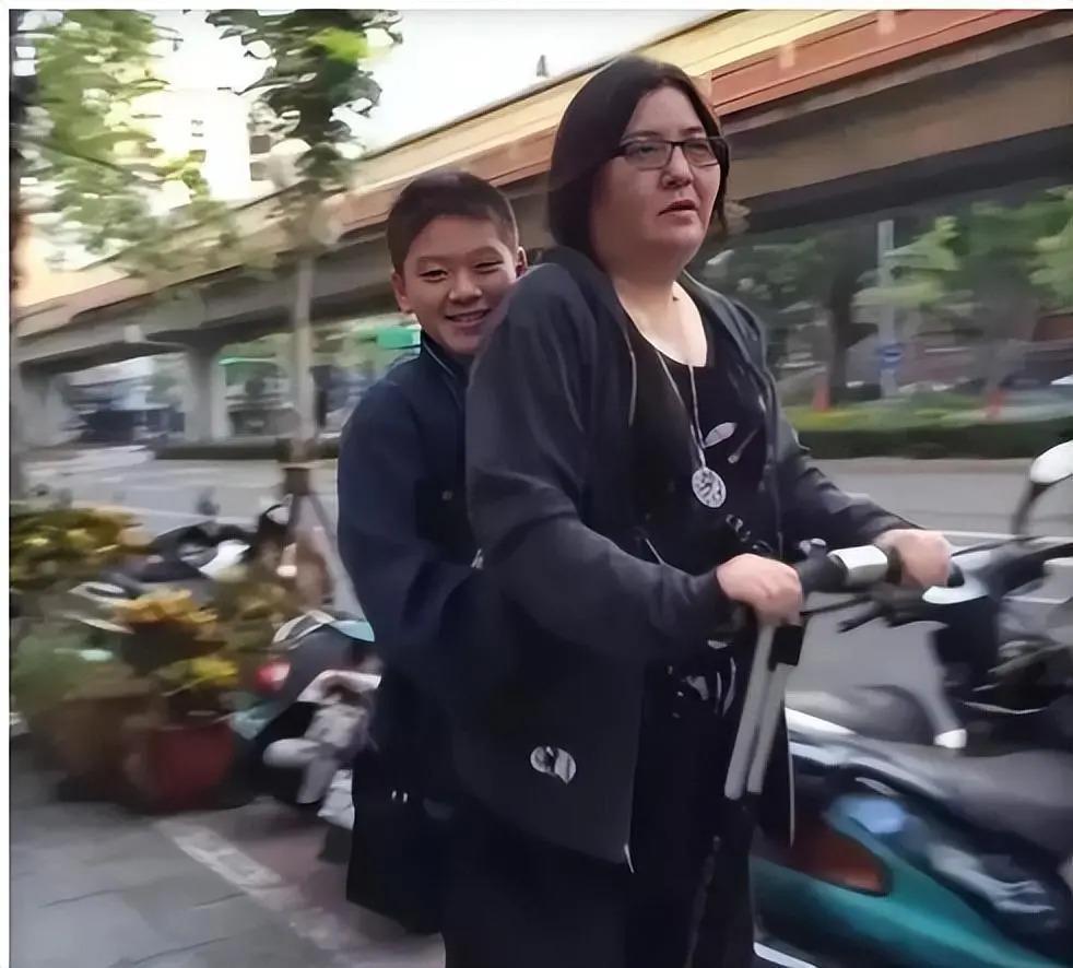 捧红那英王菲，从黑帮手里救下林志玲，年过50至今无人敢惹