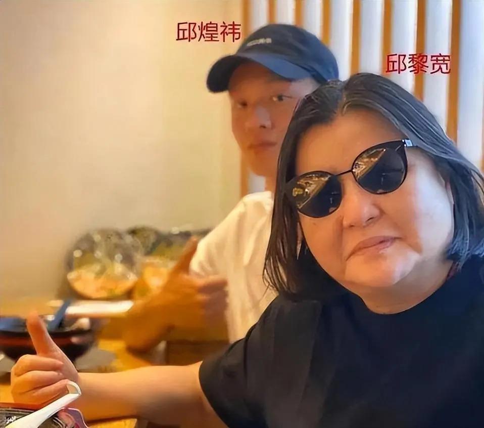 捧红那英王菲，从黑帮手里救下林志玲，年过50至今无人敢惹