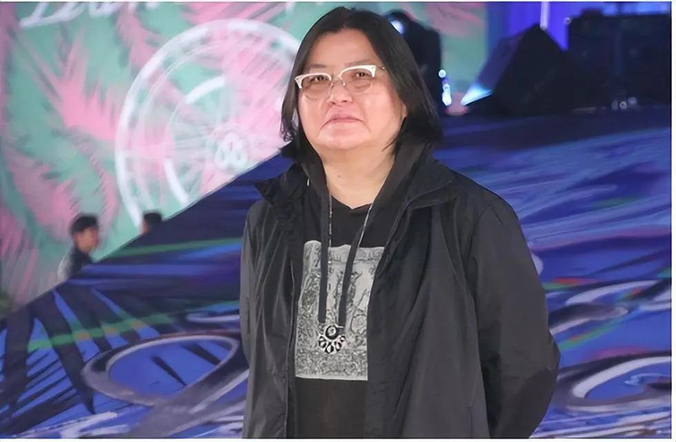 捧红那英王菲，从黑帮手里救下林志玲，年过50至今无人敢惹