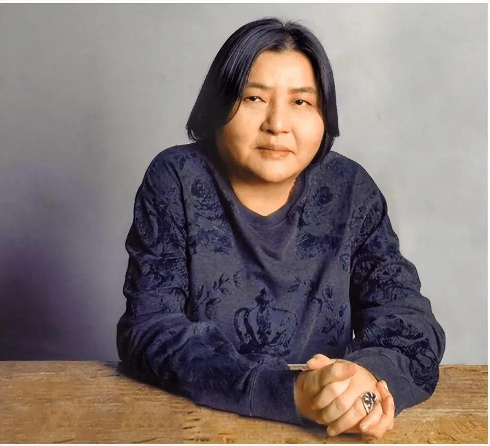 捧红那英王菲，从黑帮手里救下林志玲，年过50至今无人敢惹