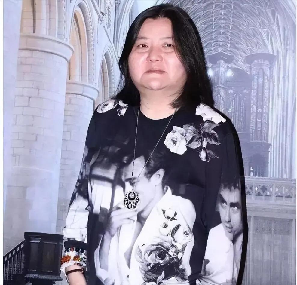 捧红那英王菲，从黑帮手里救下林志玲，年过50至今无人敢惹