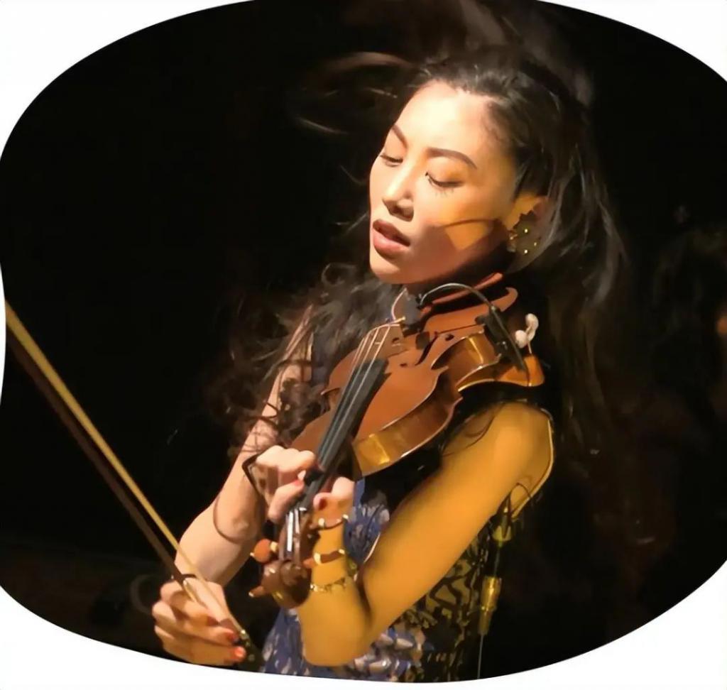 羽生结弦前妻首发声，现身街头模样狼狈，称想回归娱乐圈