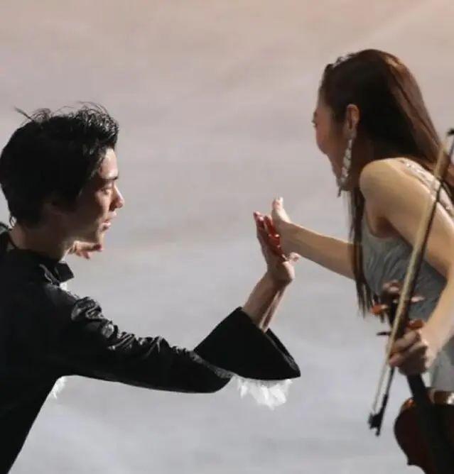 羽生结弦前妻首发声，现身街头模样狼狈，称想回归娱乐圈