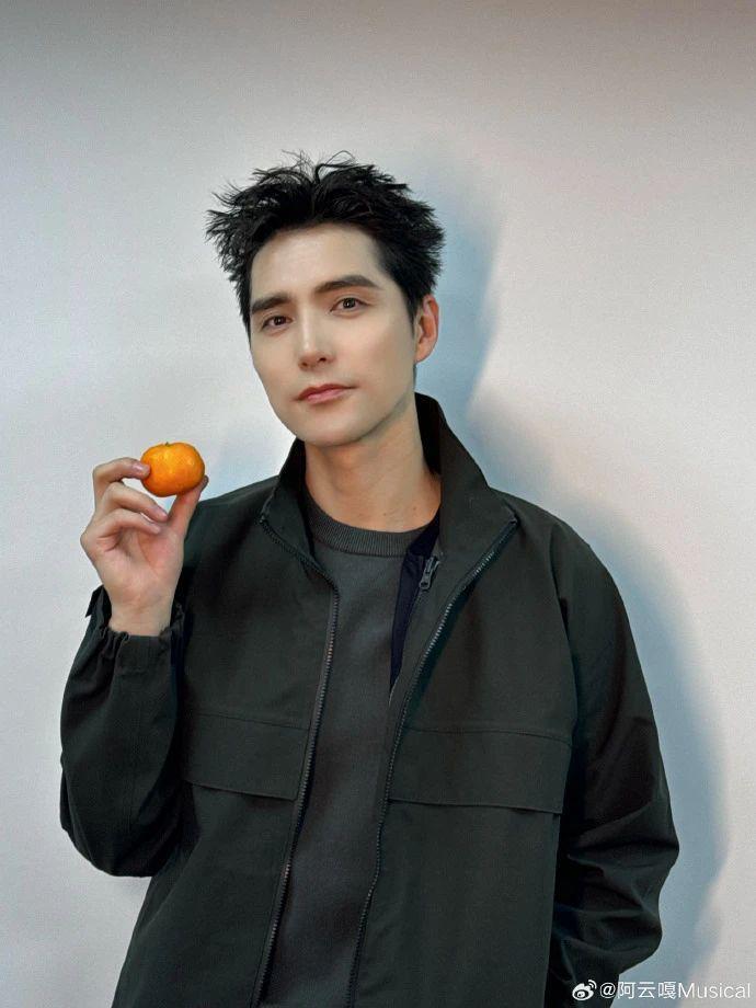 妈呀！差19岁姐弟恋，早就偷偷同居？