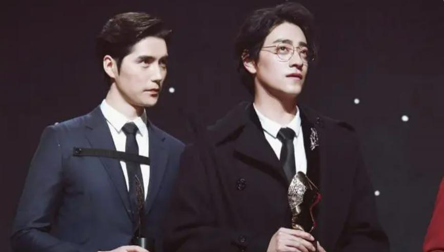 妈呀！差19岁姐弟恋，早就偷偷同居？