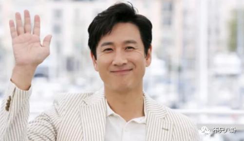 前一天还在开心聚会，第二天就自杀了？！