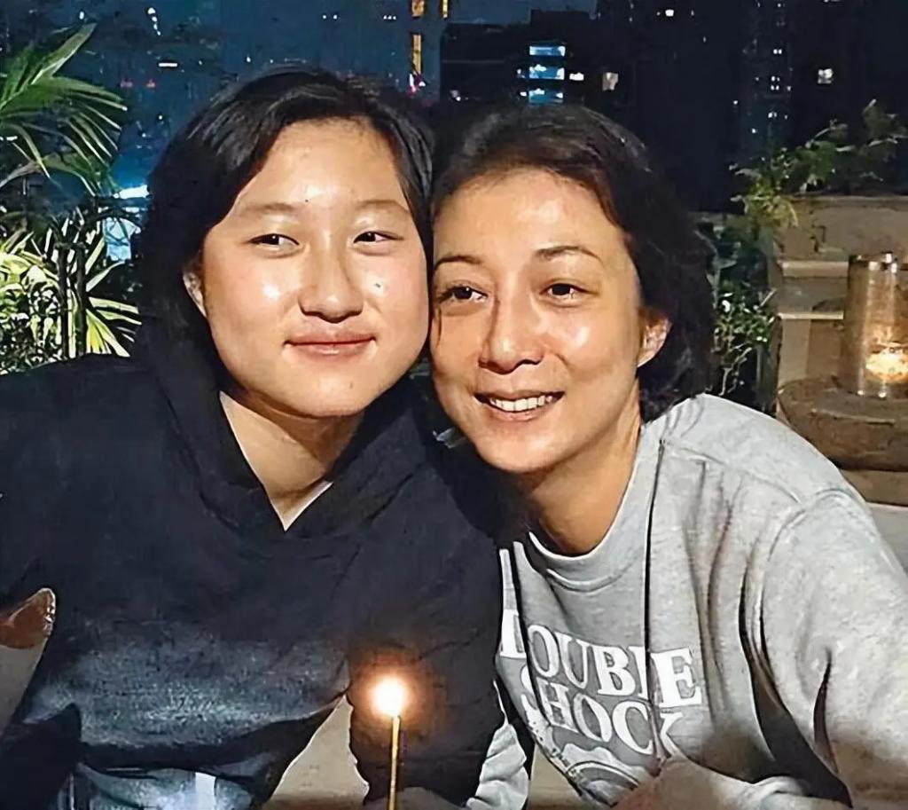 被同性妻子“控制”的小龙女吴卓林，已经走上另一条大道了