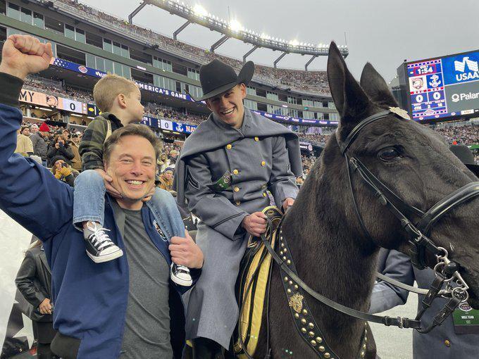 马斯克的2023：赚了7700亿，特斯拉和SpaceX很风光，推特却估值减半