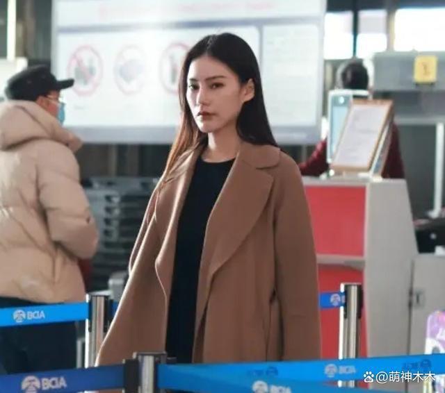 汪小菲公开新女友！两人携手返台跨年，动作亲密毫不避嫌