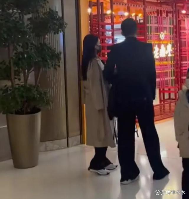 汪小菲公开新女友！两人携手返台跨年，动作亲密毫不避嫌